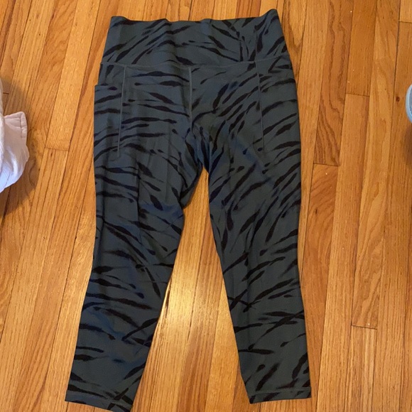 Athleta salutation stash pocket II 7/8 tight never worn - Picture 2 of 4